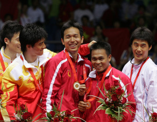 Cai Yun, Fu Haifeng Pay Tribute to ‘Cannon’ Kido